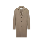 Ein langer, hellbrauner Mantel mit gekerbtem Reverskragen, drei Knöpfen vorne und zwei Seitentaschen auf weißem Grund.