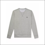 Ein hellgraues Sweatshirt mit Rundhalsausschnitt, langen Ärmeln, gerippten Bündchen und Saum und einem kleinen schwarzen Logo eines Reiters auf einem Pferd auf der linken Brust. Das Sweatshirt liegt flach auf einem weißen Hintergrund.