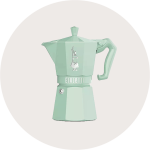 Eine weiße Teetasse aus Keramik mit Henkel steht auf einer passenden Untertasse. Beide haben einen dezenten Goldrand. Der Hintergrund ist ein leicht gräulicher Kreis.