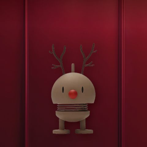 Sobre un fondo rojo, se muestra un par de manoplas beige con adornos de piel blanca. Encima, en letras blancas, está el texto "PEQUEÑOS REGALOS".