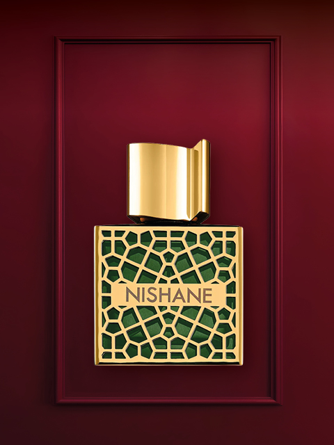 Sobre un fondo rojo intenso, se ve un frasco de perfume de lujo con un diseño de oro y cristales. Debajo está el tapón del frasco. Encima, en blanco, está el texto "REGALOS DE LUJO".