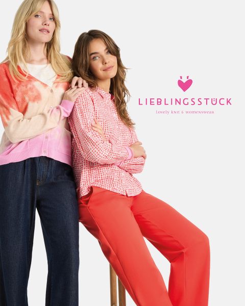 Una mujer con un gorro de lana rosa rojizo, un suéter rosa claro, un chaleco acolchado beige y una camisa vaquera está de pie frente a una pared de madera. Parece pensativa y tiene la cabeza apoyada en la mano. El texto dice "PIEZA FAVORITA".