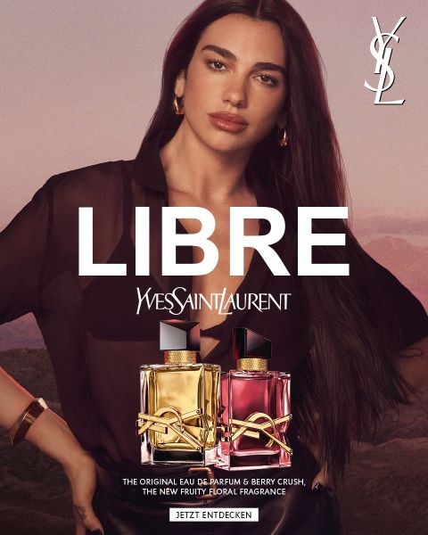 Un hombre con una camisa negra transparente posa con una mano delante de su cara. Encima de él aparece el texto "MYSLF" e "Yves Saint Laurent". Abajo se ven dos frascos de perfume YSL con el logotipo y el nombre del producto.