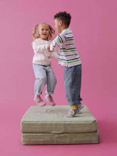 Dos pares de zapatos de niño sobre un fondo beige: un par es de color lavanda claro con tiras rosas, el otro es de color azul claro con tiras amarillas.