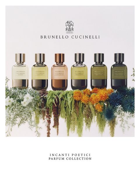 Seis frascos de perfume de Brunello Cucinelli están en fila sobre un lecho de flores coloridas y plantas verdes. El texto encima dice "Brunello Cucinelli" y debajo: "Incanti Poetici Parfum Collection".