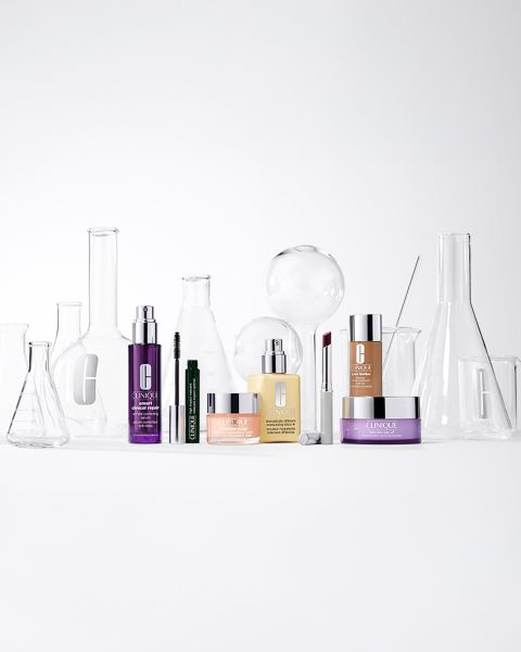 Un grupo de productos para el cuidado de la piel de Clinique sobre un fondo blanco. La colección incluye cremas, sueros y geles. El texto alemán destaca que los productos son probados contra alergias y 100% sin perfume.