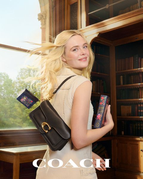 Una persona sostiene un bolso blanco y lleva un jersey de punto rosa y un adorno para el pelo. En el fondo se ven un cielo azul y un paisaje de tejados. El texto en la imagen dice "Youngji Lee" y "Coach".