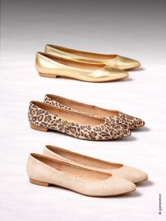 Tres pares de zapatos planos de mujer: dorado, estampado de leopardo y purpurina beige, dispuestos en filas sobre un fondo claro.