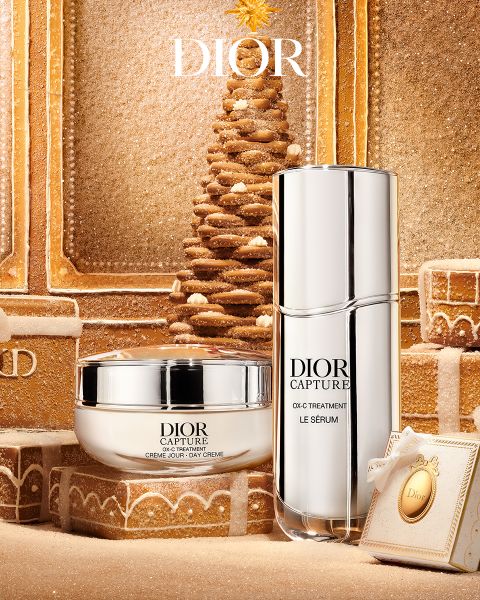 Una mujer sostiene un lápiz de suero Dior Capture cerca de su rostro, junto a él se ven dos productos para el cuidado de la piel de Dior y detalles del producto sobre un fondo claro.