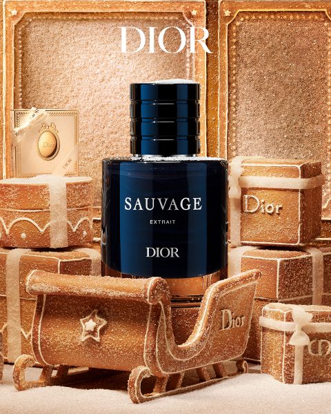 Johnny Depp posa con los brazos cruzados en un anuncio del perfume "Dior Sauvage Extrait".
