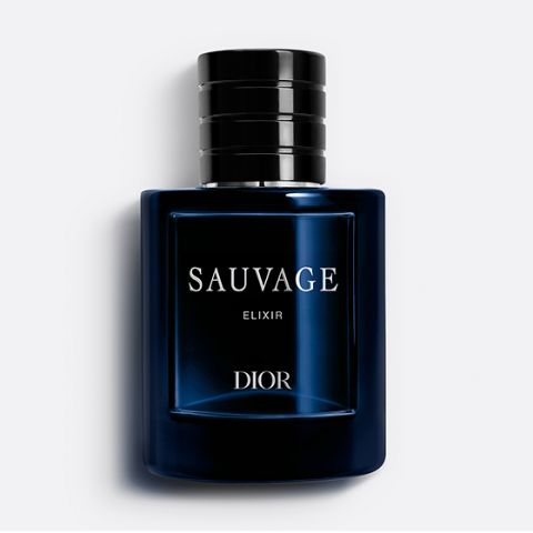 Frasco de vidrio azul oscuro del perfume Dior Sauvage Elixir con tapa negra, texto blanco y diseño minimalista sobre un fondo claro.