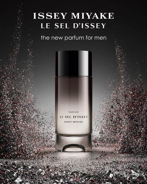 Dos frascos del Eau de Parfum para hombre de Issey Miyake Le Sel d'Issey uno al lado del otro frente a un dramático fondo de agua arremolinándose y fuego, con un texto en negrita encima que promociona la fragancia.