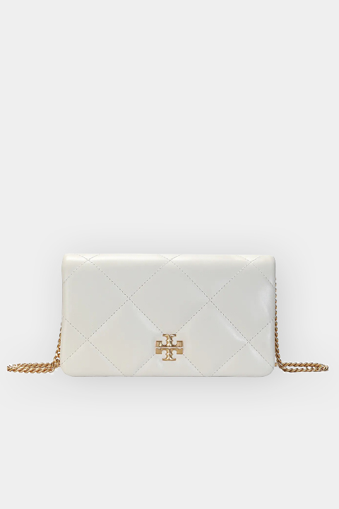 Bolso de cuero blanco acolchado con correa de cadena dorada e insignia dorada con el logo en la parte delantera sobre un fondo liso y claro.