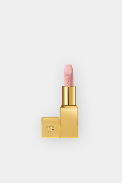 Un lápiz labial rosa brillante en un estuche dorado brillante con las iniciales "TF", de pie sobre un fondo gris claro.