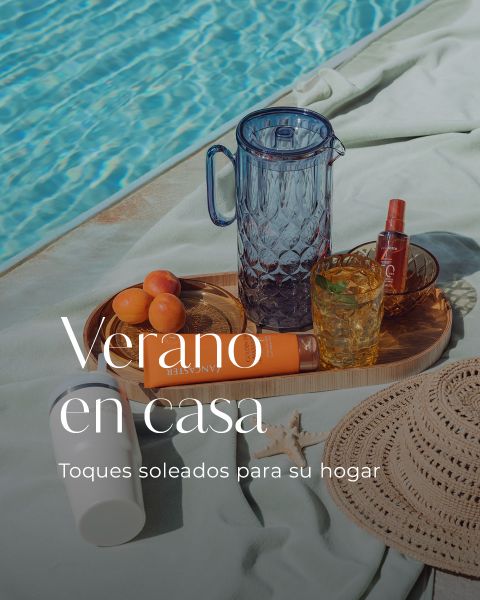 Mujer en traje de baño con estampado de leopardo se relaja en una piscina con productos de protección solar, bebidas y bocadillos. Texto: "Verano en casa. Toques soleados para su hogar."
