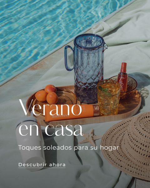 Una mujer en un traje de baño de leopardo está tumbada junto a una piscina con productos solares, bebidas y fruta en una bandeja. Texto: "Verano en casa. Toques soleados para su hogar.