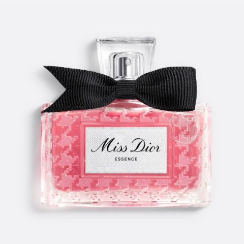 Elegante frasco de perfume dorado con diseño curvo y tapa redonda transparente sobre un fondo claro con sombras suaves.