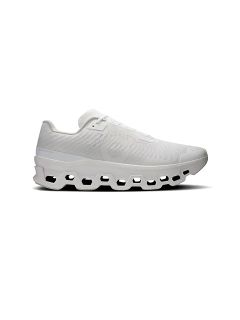 Zapatilla de running blanca y deportiva con parte superior de malla, cordones y suela llamativa y acolchada con varios segmentos cuadrados.