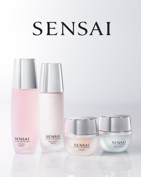 Paleta de maquillaje con cuatro sombras de ojos en tonos tierra y dos pinceles pequeños, etiquetada como "Sensai". El fondo muestra una representación artística de pinceladas en colores coordinados. Texto: "El sentido y la ciencia de Japón".