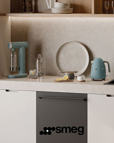 Una batidora Smeg negra con un accesorio para picar carne está sobre una encimera de cocina. Debajo hay un cuenco mezclador plateado. Nueces enteras y picadas están esparcidas sobre una superficie de madera cercana. En la esquina inferior derecha se ve el logotipo de Smeg.