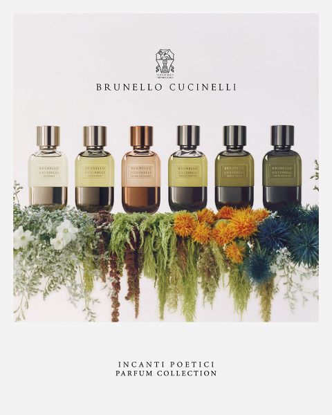Seis frascos de perfume de Brunello Cucinelli están en fila sobre un lecho de flores coloridas y plantas verdes. El texto encima dice "Brunello Cucinelli" y debajo: "Incanti Poetici Parfum Collection".