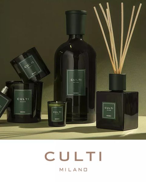 Una presentación elegante de productos de fragancias para el hogar de Culti Milano, que incluye velas, un difusor con varillas y botellas, todo en recipientes de color verde oscuro, sobre un fondo color oliva con el logo de Culti Milano debajo.