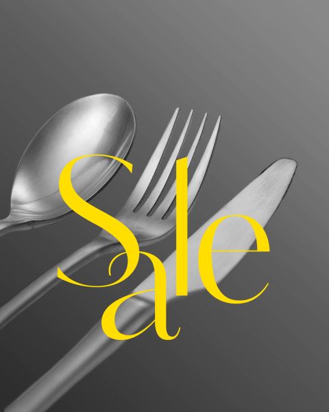 Una cuchara, un tenedor y un cuchillo sobre un fondo gris con la palabra "Sale" en un gran texto amarillo encima.