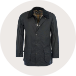 Schwarze Jacke aus gewachster Baumwolle mit Kordkragen, Knopf- und Reißverschluss, zwei großen Vordertaschen und kariertem Futter auf hellem Grund.