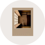 Minimalistisches Zimmer in sanften Brauntönen mit einem Fenster im Shoji-Stil und einer weißen Vase, die kahle Zweige auf einem Sims hält; unter dem Bild erscheint das Wort "STILLNESS".