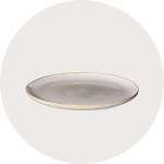 Ein einfacher, runder, hellgrauer Keramikteller mit leicht erhöhtem Rand vor einem schlichten, hellen Hintergrund.