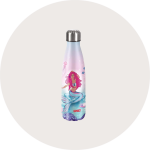 Eine Wasserflasche aus Edelstahl mit einem rosa und blauen Meerjungfrauenmotiv, das eine Meerjungfrau mit langen Haaren, Meerespflanzen, Seifenblasen und eine Qualle vor einem hellen Hintergrund zeigt.