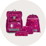 Ein passendes Set von hellrosa Schulsachen mit Sternen und Einhornmotiven, einschließlich eines Rucksacks, einer Kordeltasche, eines Federmäppchens und einer Brieftasche, dargestellt auf einem hellen, runden Hintergrund.