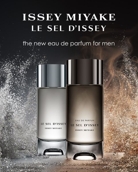 Dos frascos del Eau de Parfum para hombre de Issey Miyake Le Sel d'Issey uno al lado del otro frente a un dramático fondo de agua arremolinándose y fuego, con un texto en negrita encima que promociona la fragancia.