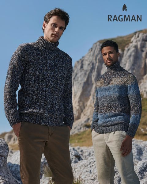 Dos hombres con gruesos jerséis de punto y pantalones casuales están de pie al aire libre frente a acantilados rocosos bajo un cielo despejado. El logo de "RAGMAN" se ve en la esquina superior derecha.