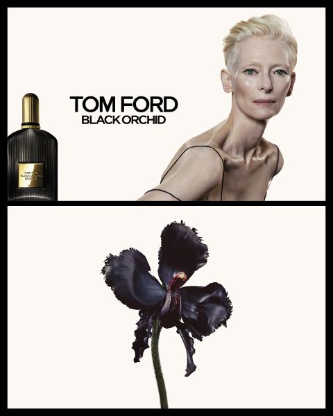 Un anuncio del perfume Tom Ford Black Orchid con un frasco, una persona de piel pálida con cabello rubio corto que lleva un vestido negro de tirantes, y una flor de orquídea negra oscura y dramática debajo.
