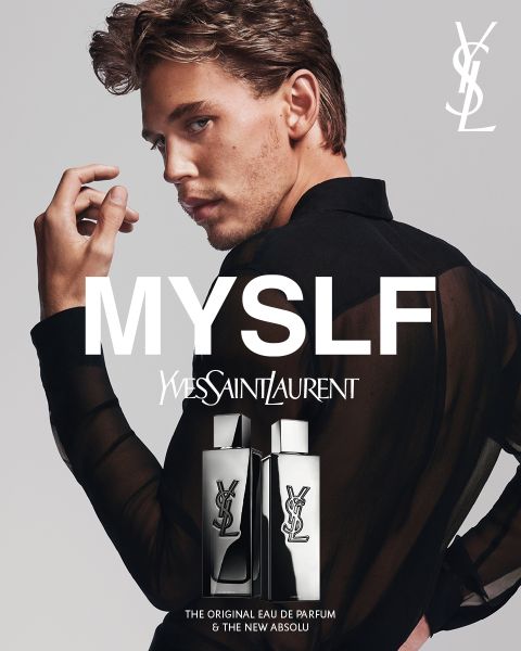 Un hombre con una camisa negra transparente posa con una mano delante de su cara. Encima de él aparece el texto "MYSLF" e "Yves Saint Laurent". Abajo se ven dos frascos de perfume YSL con el logotipo y el nombre del producto.