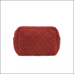 Kleiner, rechteckiger, roter Beutel aus gestepptem, strukturiertem Stoff mit Rautenmuster auf einfarbig weißem Hintergrund.