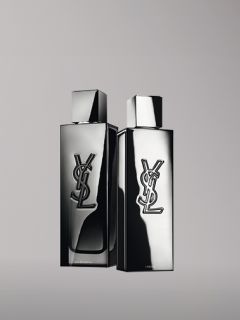 Dos elegantes frascos de perfume plateados con el logotipo de YSL en la parte delantera sobre un fondo gris liso.