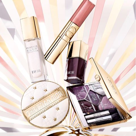 Cinco productos de maquillaje de Dior, incluyendo una base de maquillaje, un brillo de labios, un esmalte de uñas, una paleta de sombras de ojos y un polvo compacto, se presentan sobre un fondo radiante en tonos dorados y pastel.