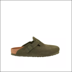 Ein einzelner olivgrüner Slipper aus Wildleder mit Korkfußbett, verstellbarem Riemen und strukturierter Gummisohle auf einfarbig weißem Hintergrund.