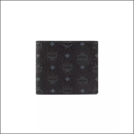 Eine schwarze MCM-Brieftasche mit strukturierter Oberfläche, die ein sich wiederholendes Muster aus dem MCM-Logo und kleinen Rauten in einem dezenten Grau aufweist. Die Brieftasche ist auf einem schlichten weißen Hintergrund zentriert.