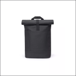 Ein schwarzer Rolltop-Rucksack mit einer Vordertasche und einem oberen Griff, der aufrecht vor einem schlichten weißen Hintergrund steht.