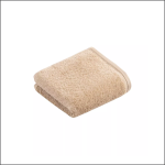 Ein ordentlich gefaltetes beigefarbenes Handtuch wird vor einem schlichten weißen Hintergrund präsentiert.