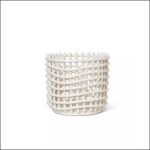 Ein weißer, runder, offen gewebter Korb mit einem wellenförmigen, modernen Design steht in der Mitte eines einfarbig weißen Hintergrunds.