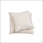 Zwei quadratische, cremefarbene Zierkissen mit sichtbaren Nähten sind auf einem einfarbig weißen Hintergrund gestapelt.