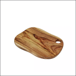 Ein hölzernes Schneidebrett mit einer unregelmäßigen, organischen Form und einem Loch in einer Ecke, auf weißem Hintergrund.