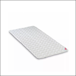 Eine dünne, rechteckige weiße Matratzenauflage mit Steppmuster liegt flach auf einem weißen Hintergrund.