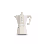 Eine weiße Mokkakanne von Bialetti mit geometrischem Muster steht in der Mitte eines schlichten, hellen Hintergrunds. Die Kanne verfügt über einen Griff, einen Ausguss und das Bialetti-Logo auf der oberen Kammer.