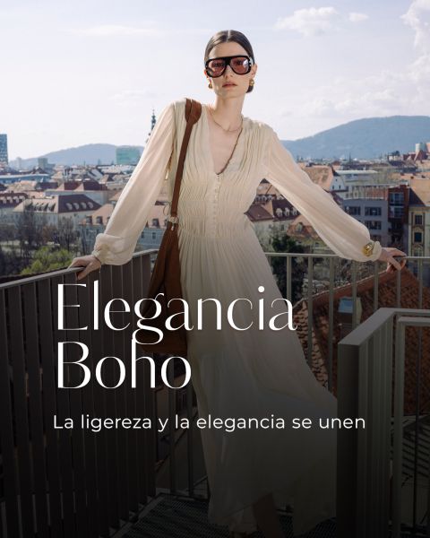 Frau in fließendem cremefarbenem Kleid und Sonnenbrille steht auf einem Balkon mit Blick auf eine Stadt, mit den Worten "Elegancia Boho" und "La ligereza y la elegantcia se unen.