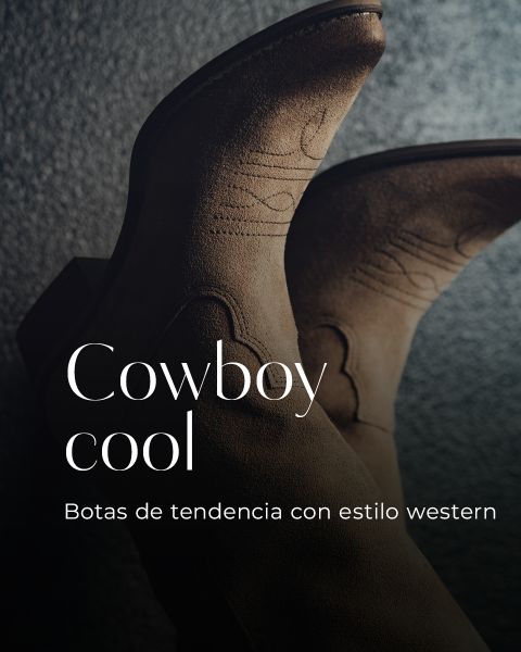 Primer plano de un par de botas vaqueras marrones de ante con costuras decorativas sobre un fondo texturizado. El texto superpuesto dice: "Cowboy cool. Botas de tendencia con estilo western."